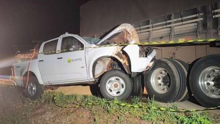 Homem morre em colisão entre caminhonete e carreta
